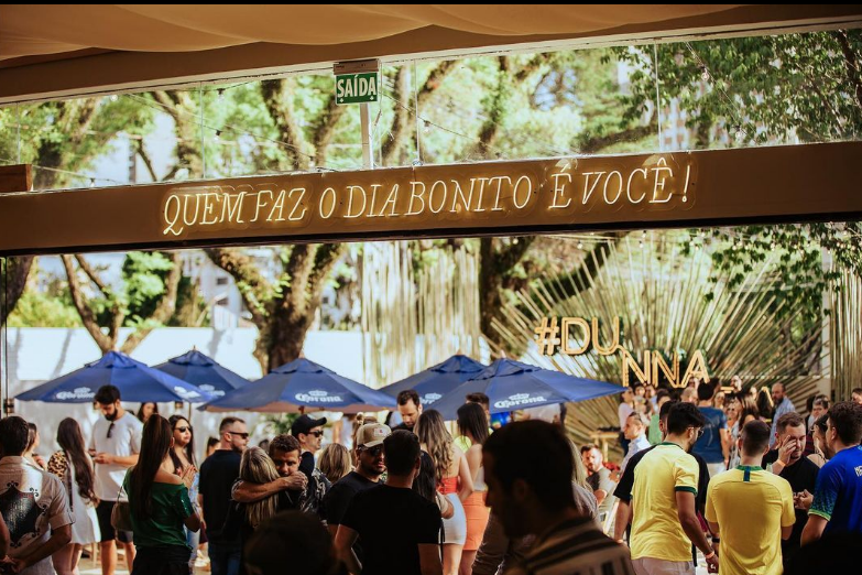 Taça de vinho decorada com arte floral no evento Art & Wine