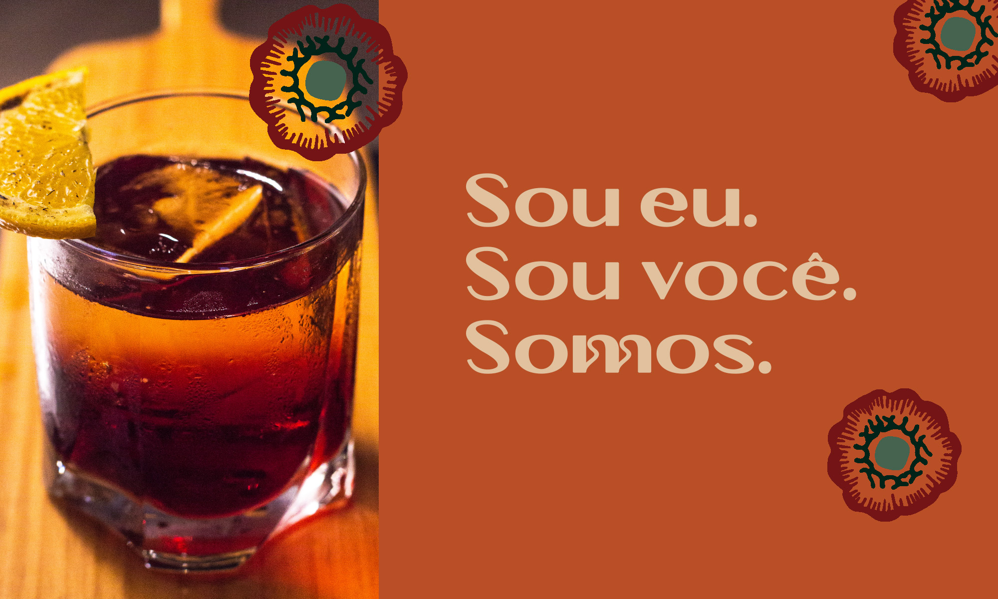 Taça de vinho decorada com arte floral no evento Art & Wine