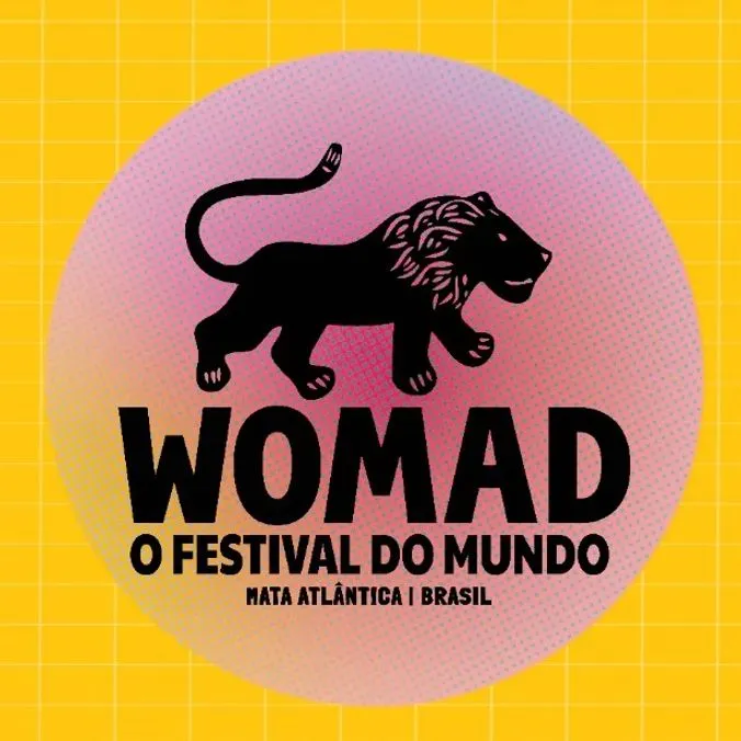Taça de vinho decorada com arte floral no evento Art & Wine