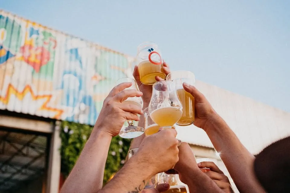 Taça de vinho decorada com arte floral no evento Art & Wine