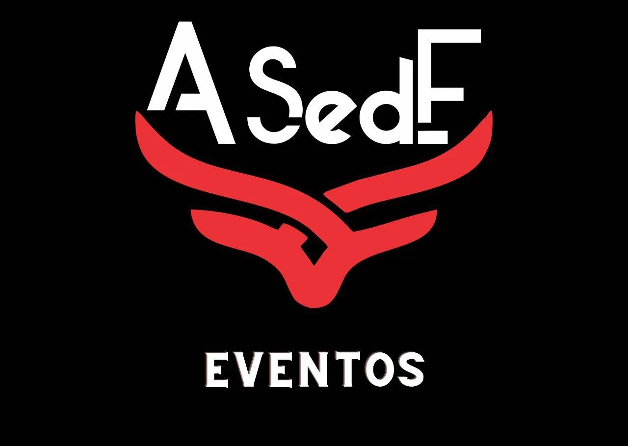 Taça de vinho decorada com arte floral no evento Art & Wine